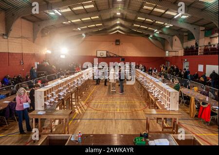 Clonakilty, West Cork, Irlanda. 9th Feb, 2020. Il centro di Cork South West Count del Clonakilty Community College. Le prime indicazioni mostrano che Michael Collins sarà al vertice del sondaggio, seguito da Christopher o'Sullivan con una lotta per la terza sede tra Holly Cairns, Tim Lombard e Paul Hayes. Credito: Andy Gibson/Alamy Live News Foto Stock