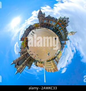 Gand, Belgio. Circa novembre 2019.Little Planet panorama della Chiesa di San Nicola in una giornata di sole. Panorama sferico completo. Foto Stock