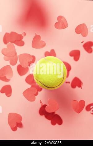 tennis amore layout tennis palla volare cuori confetti. Concetto di San Valentino Foto Stock