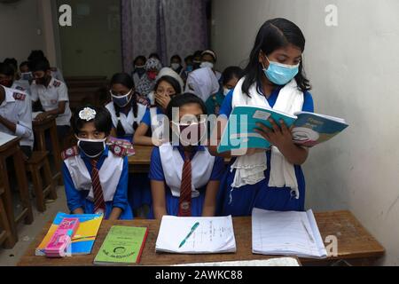 Covid 190 Feb 2020 i bambini della scuola di Cambridge a Dhaka hanno visto indossare una maschera per proteggersi dalla minaccia di Coronavirus. Tuttavia, nessuno si confidi Foto Stock