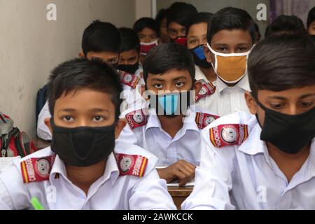 Covid 190 Feb 2020 i bambini della scuola di Cambridge a Dhaka hanno visto indossare una maschera per proteggersi dalla minaccia di Coronavirus. Tuttavia, nessuno si confidi Foto Stock