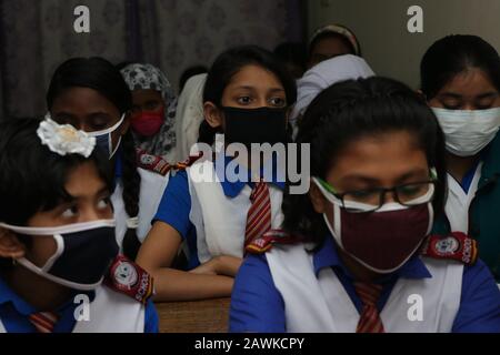 Covid 190 Feb 2020 i bambini della scuola di Cambridge a Dhaka hanno visto indossare una maschera per proteggersi dalla minaccia di Coronavirus. Tuttavia, nessuno si confidi Foto Stock