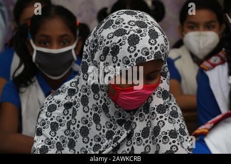 Covid 190 Feb 2020 i bambini della scuola di Cambridge a Dhaka hanno visto indossare una maschera per proteggersi dalla minaccia di Coronavirus. Tuttavia, nessuno si confidi Foto Stock