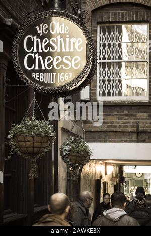 Segnaletica fuori dalla casa pubblica Old Cheshire Cheese su Fleet Street, Londra, Regno Unito Foto Stock