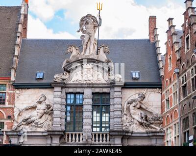 Statua in marmo di Nettuno nella facciata dell'antico palazzo del mercato del pesce nel centro storico di Gand, in Belgio. Foto Stock