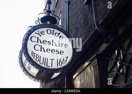 Segnaletica all'esterno della casa pubblica Old Cheshire Cheese a Londra, Regno Unito Foto Stock