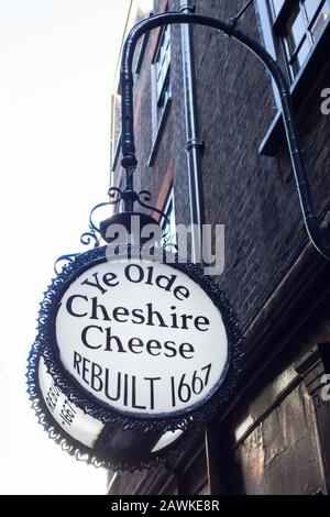Segnaletica all'esterno della casa pubblica Old Cheshire Cheese a Londra, Regno Unito Foto Stock