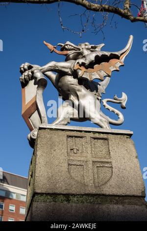 City of London Dragon Boundary marker vicino alla stazione della metropolitana di Chancery Lane, High Holborn, Londra, Regno Unito Foto Stock