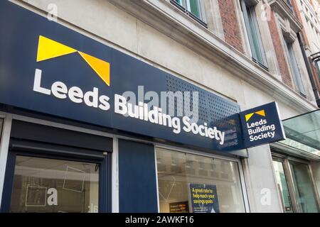 La segnaletica della Leeds Building Society si trova al di fuori di una delle loro filiali di High Holborn, Londra, Regno Unito Foto Stock