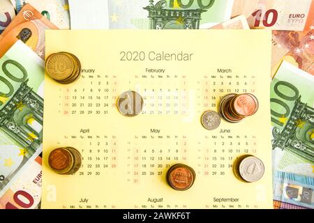 stack di monete sul calendario, closeup shot, per sfondo finanziario Foto Stock