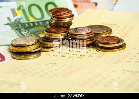 stack di monete sul calendario, closeup shot, per sfondo finanziario Foto Stock