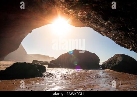 Panorama arco di pietra sulla costa atlantica, Marocco Foto Stock