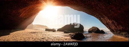 Panorama arco di pietra sulla costa atlantica, Marocco Foto Stock