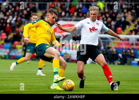 Tom Lang di Clyde (a destra) e la battaglia di Patryk Klimala di Celtic per il pallone durante la quinta partita della William Hill Scottish Cup al Broadwood Stadium di Glasgow. Foto Stock