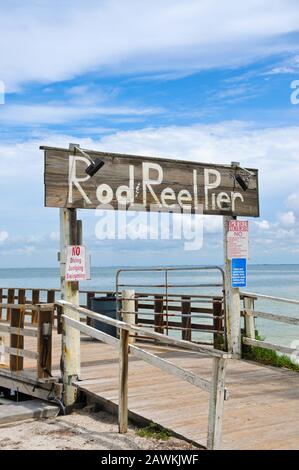 Molo di pesca Rod and Reel sull'isola di Anna Maria, Florida Foto Stock