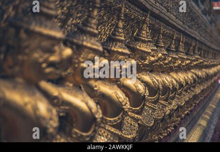 Primo piano di decorazioni in oro sulla facciata del tempio di Buddha a Bangkok Foto Stock