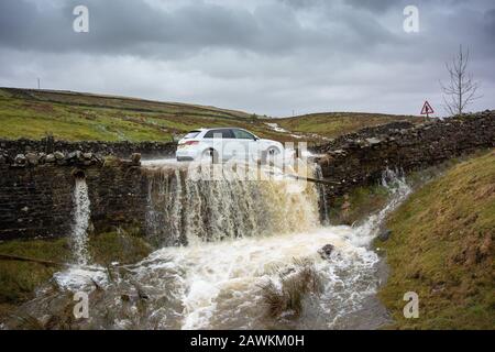 Bainbridge, Yorkshire, Regno Unito. 9th Feb, 2020. Il traffico si muove lungo le strade di Hawes, Wensleydale, North Yorkshire, dopo il successo di Storm Ciara. Credito: Wayne Hutchinson/Alamy Live News Foto Stock