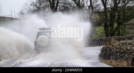 Bainbridge, Yorkshire, Regno Unito. 9th Feb, 2020. Il traffico si muove lungo le strade di Hawes, Wensleydale, North Yorkshire, dopo il successo di Storm Ciara. Credito: Wayne Hutchinson/Alamy Live News Foto Stock