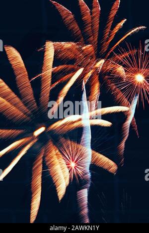 L'esplosione del display Firework crea un contrasto colorato di colori e movimenti sfocati contro un cielo notturno oscurato. Baltimora, MD, USA. Foto Stock