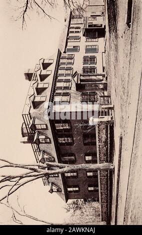 Campi storici e palazzi di Middlesex . eminente commentatore lui-sé. In questa casa, potrebbe WTE, ma fare le sue pareti voluble, wemight scrivere gli annali di banco e bar. Si trova in mezzo alle strutture più ferrailistiche come la Costituzione, mentre il suo vecchio abitante imparato ha da tempo obbedito alla citazione della Corte Suprema di ultima istanza, dove non vi è più conflitto di leggi. Cenere Street è il nome ora dato alla vecchia autostrada che conduce al lato dei fiumi, dove precedentemente esisteva un eminenceconosciuto come Windmill Hill, più tardi il sito di Battles bagno-house, da cui la strada era conosciuta come Bat Foto Stock