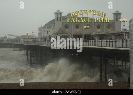 Brighton , UK, 09th febbraio 2020 Storm Ciara e le onde al largo del lungomare di Brighton Foto Stock