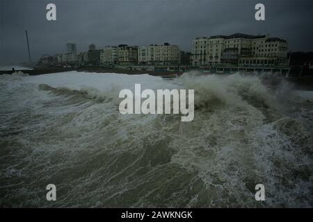 Brighton , UK, 09th febbraio 2020 Storm Ciara e le onde al largo del lungomare di Brighton Foto Stock