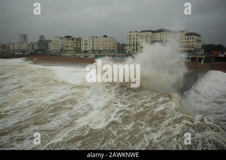 Brighton , UK, 09th febbraio 2020 Storm Ciara e le onde al largo del lungomare di Brighton Foto Stock