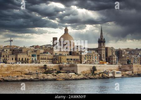 Lo skyline della città di Valletta con un cielo suggestivo sullo sfondo Foto Stock