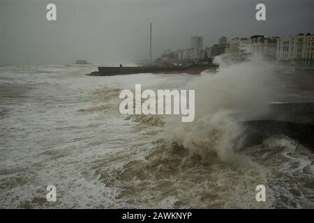 Brighton , UK, 09th febbraio 2020 Storm Ciara e le onde al largo del lungomare di Brighton Foto Stock