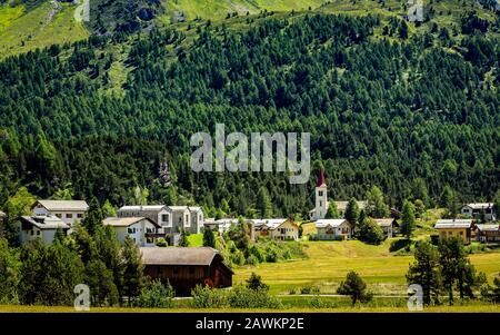 Pittoresco villaggio alpino Maloja vicino a St. Moritz in Engadina, in una luminosa giornata estiva a Gravunden, Svizzera Foto Stock