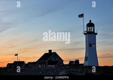 Vecchio Faro Di Situate Dopo Il Tramonto, Situate, Massachusetts, Stati Uniti. Foto Stock