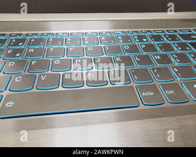 Moderna tastiera per giochi per laptop con retroilluminazione LED blu Foto Stock