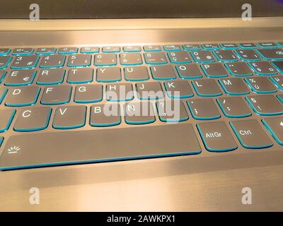 Moderna tastiera per giochi per laptop con retroilluminazione LED blu Foto Stock