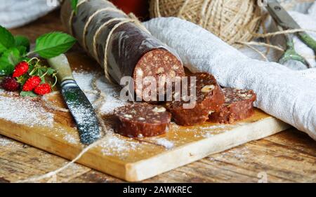 Salame di cioccolato con biscotti e nocciole Foto Stock