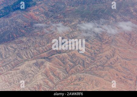 Veduta aerea sul tetto del mondo: Tibet. Catturato su un volo da Shanghai a Lhasa. Situato sull'altopiano tibetano, la regione più alta del mondo Foto Stock