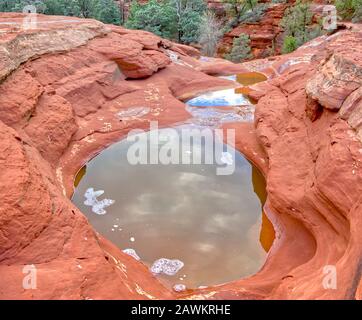 Tre delle sette piscine d'acqua su una terrazza in arenaria lungo Il Soldiers Pass Trail a Sedona Arizona conosciuta come le sette Piscine sacre. Queste tre piscine ar Foto Stock