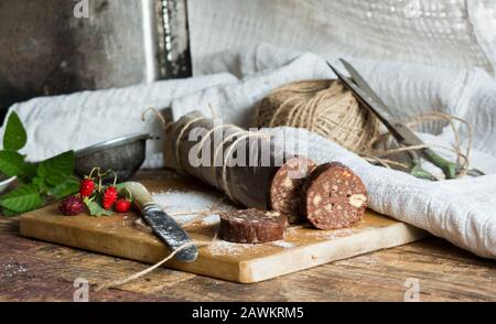 Salame di cioccolato con biscotti e nocciole Foto Stock