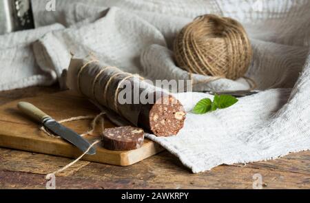 Salame di cioccolato con biscotti e nocciole Foto Stock