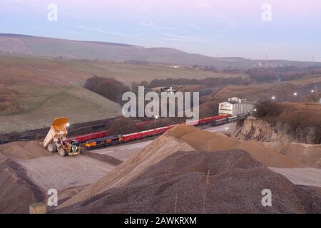 GB Ferrotrasporto classe 66 locomotiva 66786 a dove Fori cava, Peak Forest, Buxton carico tramogge con pietra alla cava Cemex Foto Stock