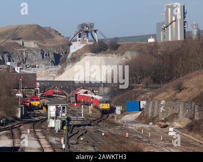 Peak Forest (Buxton) GB Railshunting / Victa railmerci classe 56 56312 Shunting carico DB box vagoni fuori di dove Fori cava nelle sedi Foto Stock