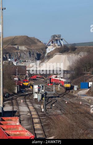 Peak Forest (Buxton) GB Railshunting / Victa railmerci classe 56 56312 Shunting carico DB box vagoni fuori di dove Fori cava nelle sedi Foto Stock