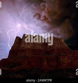 Una composizione HDR di Spider Lightning su Sedona Courthouse Butte. Questo è stato composto da 2 foto separate, una per il fulmine e una per t Foto Stock