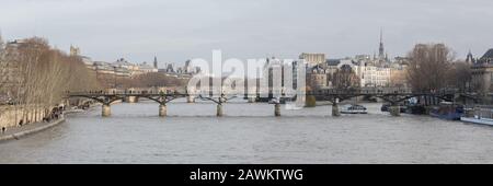 Vista panoramica sul Pont des Arts (ponte delle arti, ponte pedonale). Sullo sfondo Île de la Cité con la torre della chiesa di Sainte-Chapelle. Foto Stock