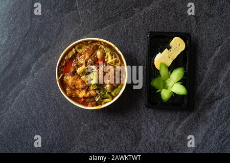 Porta Via Lo Stile Shanghai Sea Bass Fish Filetti Di Pesce Cibo E Giapponese Dashimaki Tamago Fatto Da Egg Sushi Marinato Con Dashi Soup Mirin, Shoyu, Flower S. Foto Stock