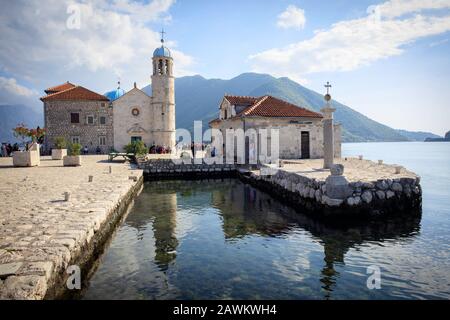 La cappella Nostra Signora delle rocce in uno degli isolotti al largo della costa di Perast. Cattaro Bay, Montenegro Foto Stock