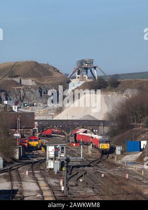 Peak Forest (Buxton) GB Railshunting / Victa railmerci classe 56 56312 Shunting carico DB box vagoni fuori di dove Fori cava nelle sedi Foto Stock