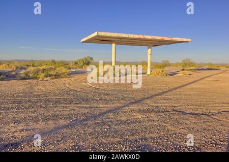 I resti spettrali di una stazione di gas da tempo abbandonata che ha bruciato giù decenni fa nella piccola città di Aztec Arizona. Foto Stock