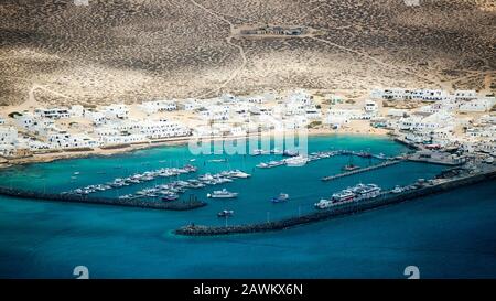 Vista di Isla Graciosa al largo della costa di Lanzarote Foto Stock