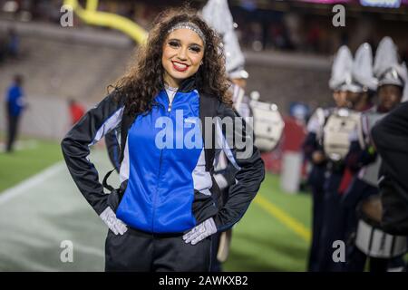 Houston, Texas, Stati Uniti. 8th Feb, 2020. I membri della band della Westbury High School si preparano ad una performance dopo il gioco XFL tra Los Angeles Wildcats e Houston Roughnecks allo Stadio TDECU di Houston, Texas. Houston Sconfisse Los Angeles 37-17. Prentice C. James/CSM/Alamy Live News Foto Stock