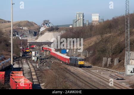 Peak Forest (Buxton) GB Railshunting / Victa railmerci classe 56 56312 Shunting carico DB box vagoni fuori di dove Fori cava nelle sedi Foto Stock